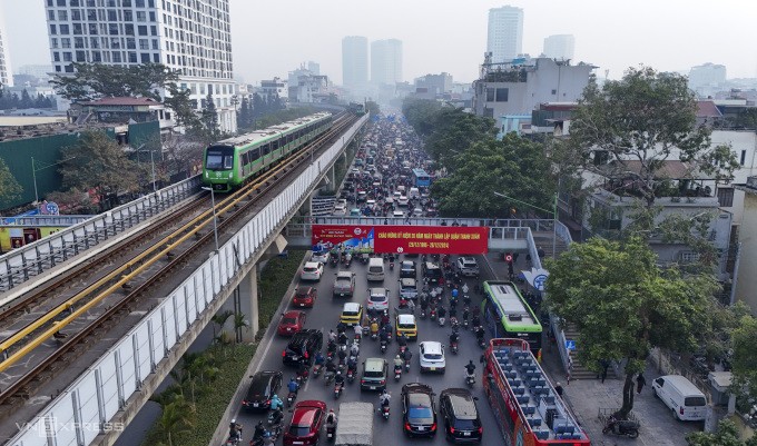 Dòng xe ùn tắc kéo dài khoảng 3 km trên đường Nguyễn Trãi sáng 14/1. Nhiều thời điểm, người đi đường mất gần một giờ chỉ để di chuyển từ Ngã Tư Sở ra tới nút giao giữa Nguyễn Trãi và Khuất Duy Tiến. Ảnh: Việt An