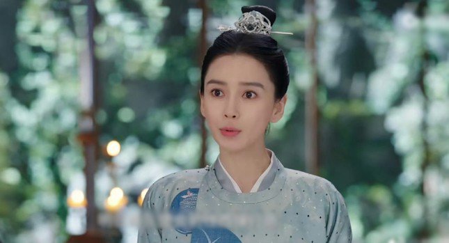 Angelababy vẫn giữ cách diễn trợn mắt không có nhiều tiến bộ.