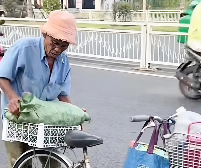 Gặp cụ ông bán ốc ven đường, cô gái trẻ mua hết rồi làm điều bất ngờ, nhận về vô vàn lời khen từ MXH - 1