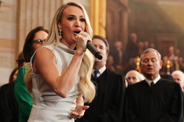 Carrie Underwood biểu diễn sau khi ông Donald Trump tuyên thệ nhậm chức Tổng thống Mỹ thứ 47. Ảnh: Getty Images.