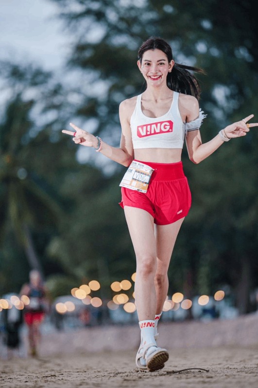 "Kiều nữ làng chạy bộ" khoe body "cực cháy" với style gợi cảm - 2