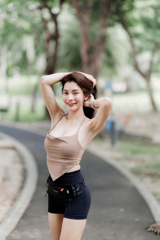 "Kiều nữ làng chạy bộ" khoe body "cực cháy" với style gợi cảm - 9