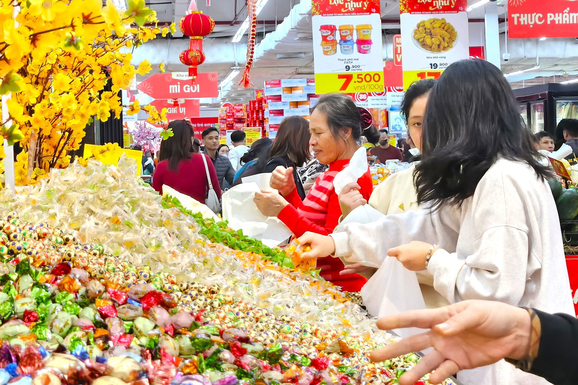 Đi sắm Tết: Siêu thị đông nghịt, chợ truyền thống vắng hoe - 4