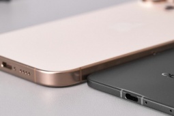 So kè chiếc smartphone màn hình gập mỏng nhất thế giới với iPhone