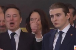 Biểu cảm trái ngược của Elon Musk và Barron Trump gây 'sốt'