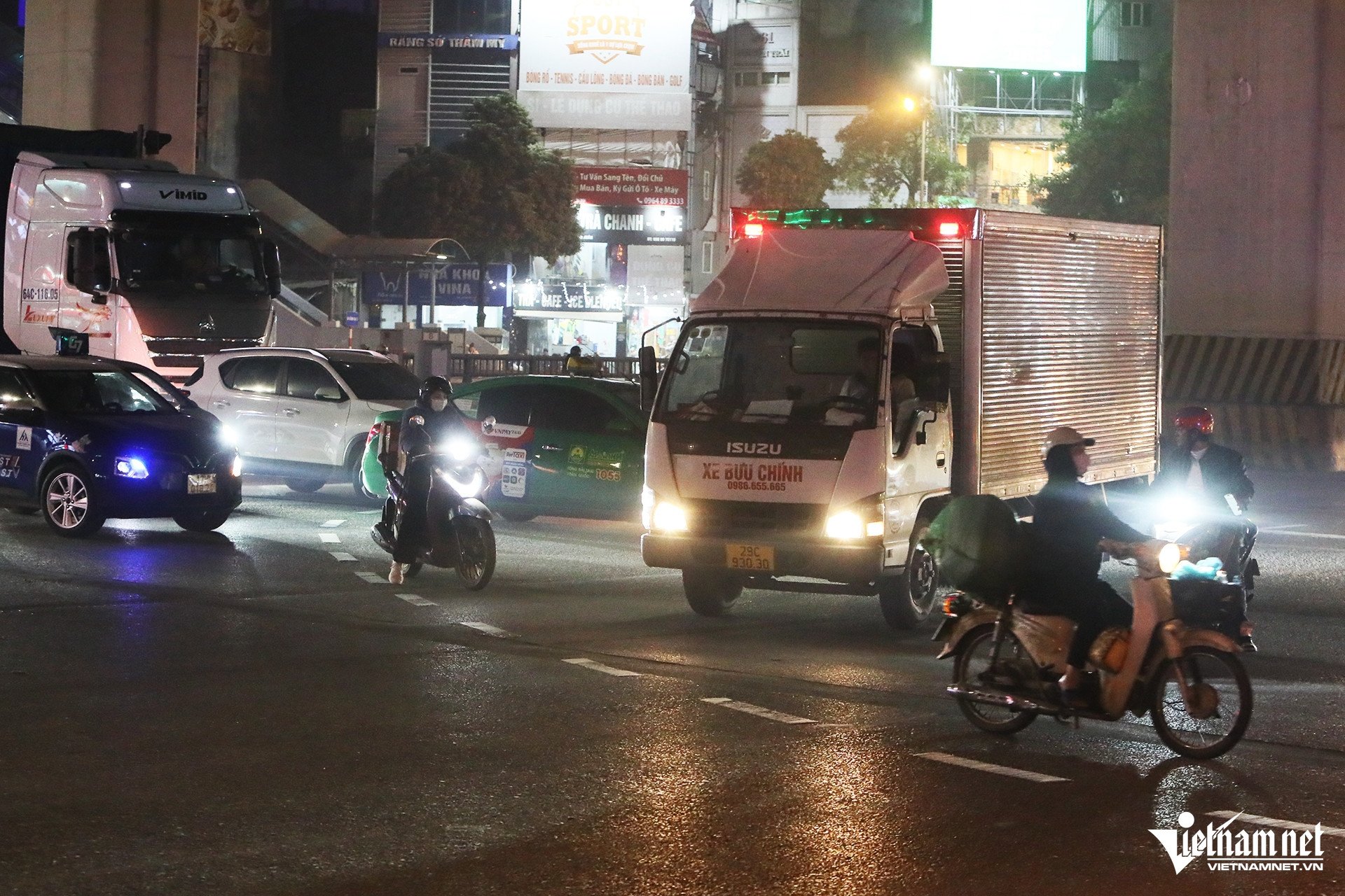 Nút Khuất Duy Tiến - Nguyễn Trãi: Dòng phương tiện nhích từng mét giữa đêm - 5