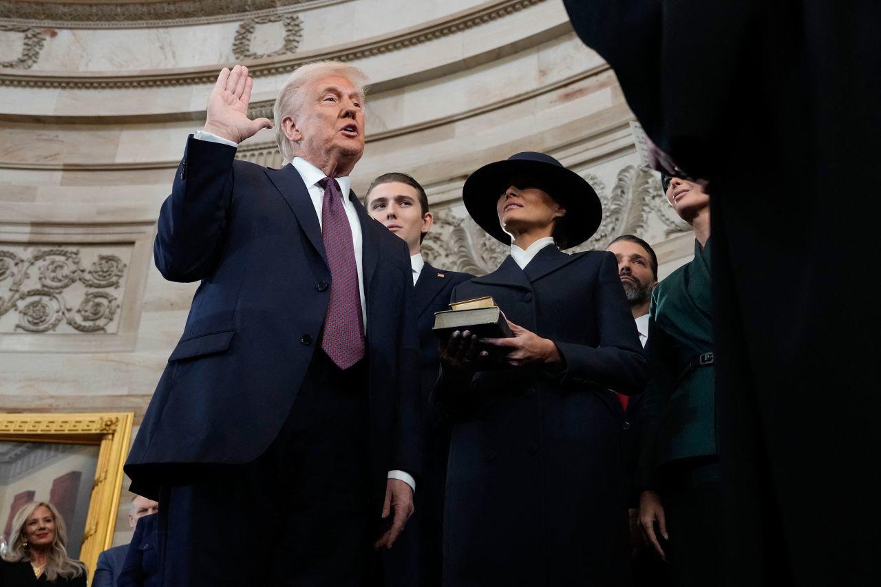 Ông Trump tuyên thệ nhậm chức Tổng thống Mỹ nhưng không đặt tay lên Kinh thánh. Ảnh: AFP.&nbsp;