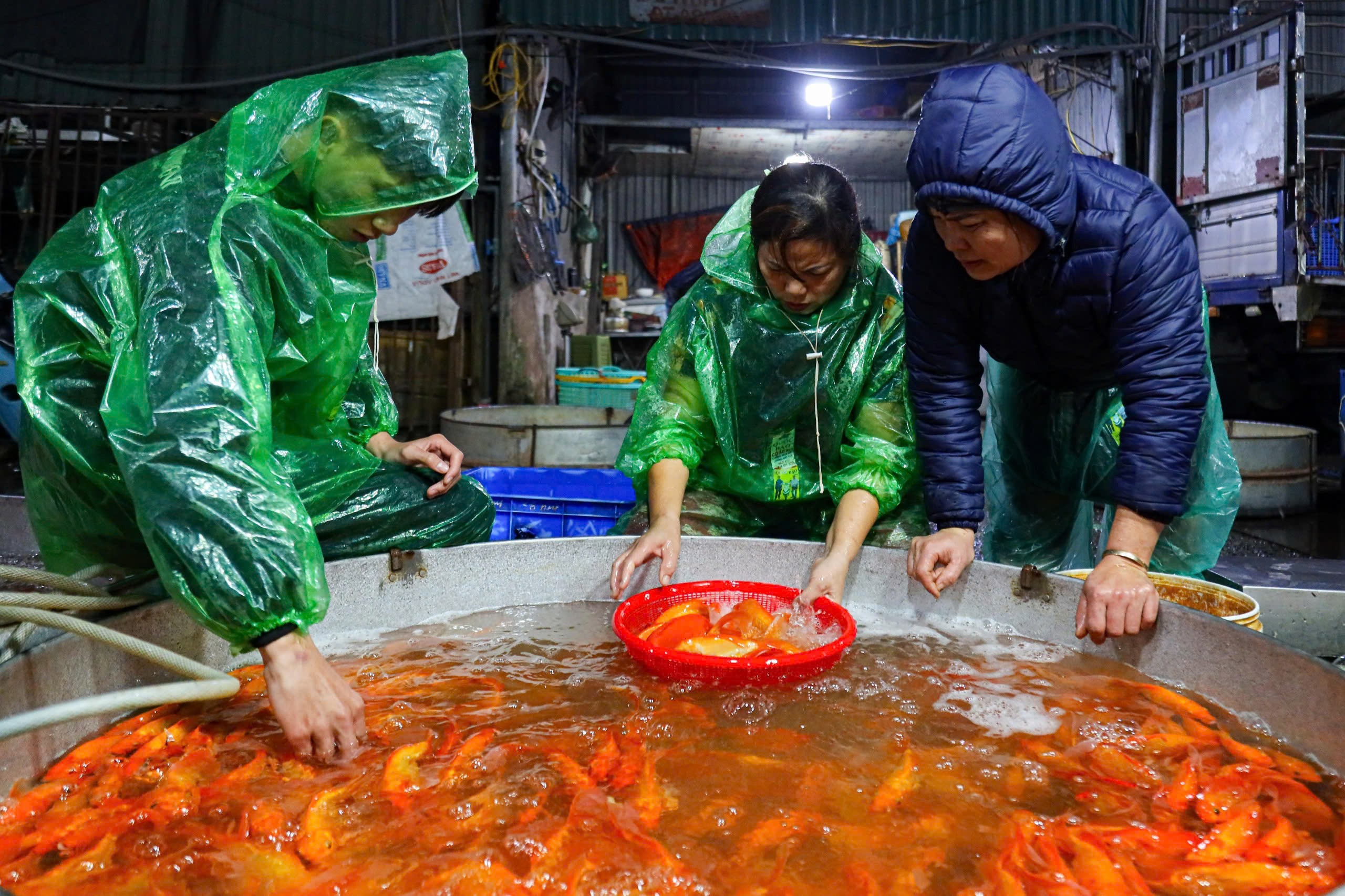 Thời tiết lạnh, công việc lại tiếp xúc với nước nên ai cũng trang bị cho mình một bộ áo mưa cho đỡ lạnh và tránh bị ướt.