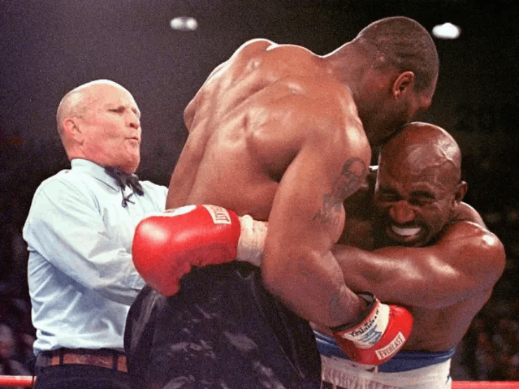 Tyson (bên trái) cắt đứt tai phải của Holyfield năm 1997