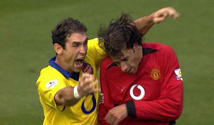 Ruud Van Nistelrooy (MU)&nbsp;bị&nbsp;Martin Keown (Arsenal) phản ứng gay gắt