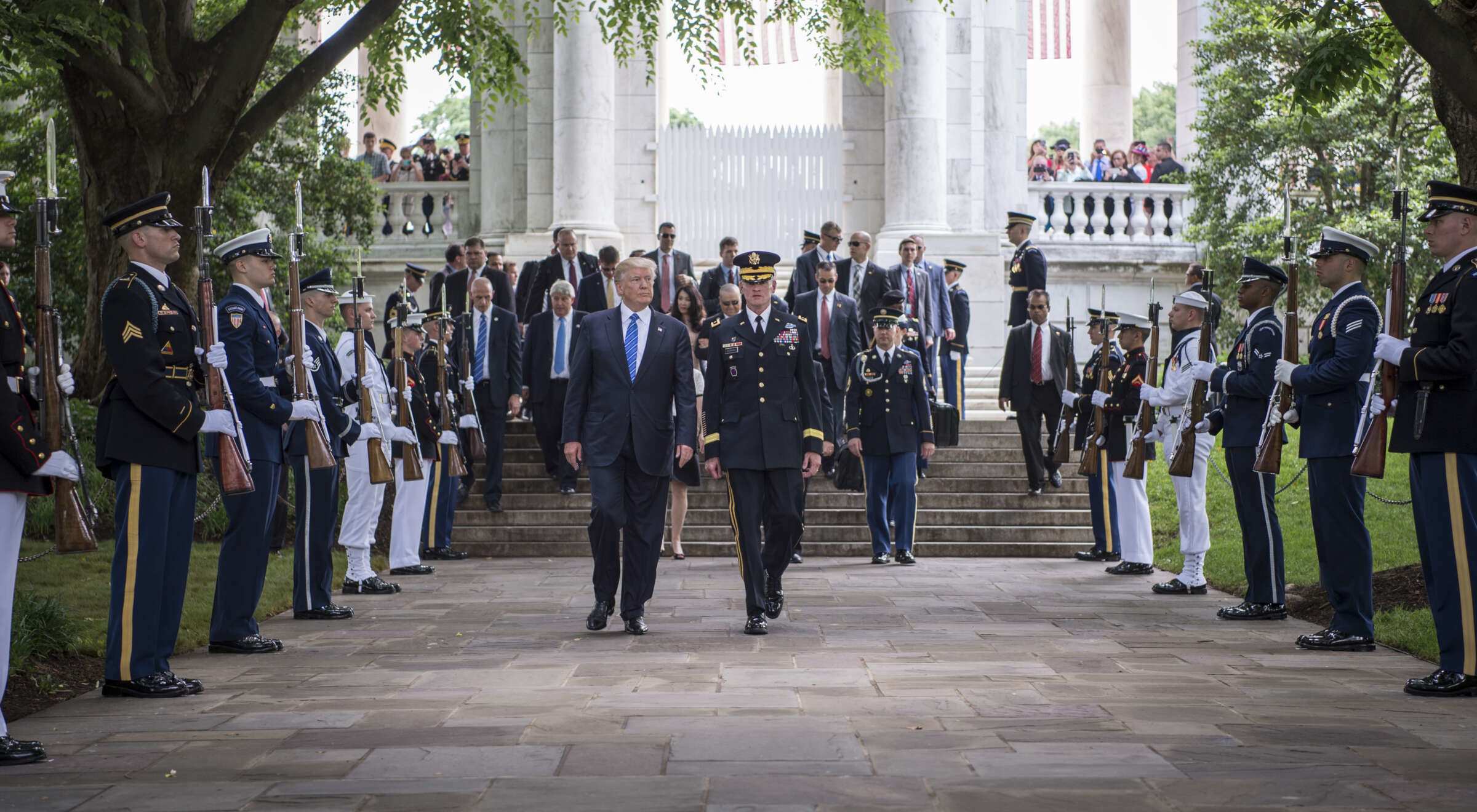 Ông Trump tham dự một sự kiện ở bang Virginia vào năm 2017. Trợ lý mang theo vali hạt nhân đi phía sau. Ảnh: Truthout/Bộ Quốc phòng Mỹ.