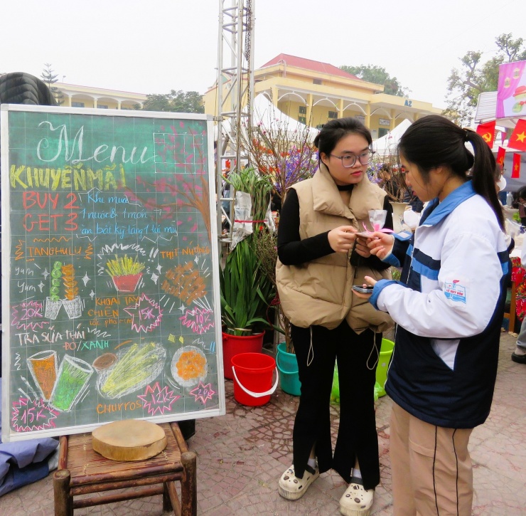 Menu dễ thương của các bạn học sinh tại phiên chợ bản Đôn.