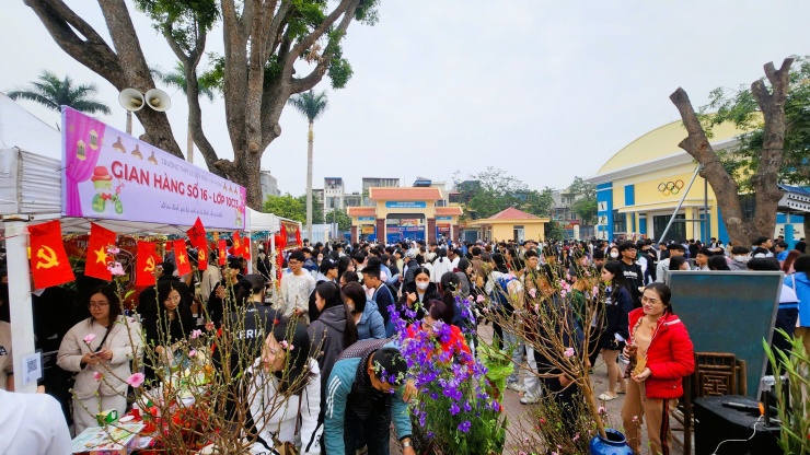 Phiên chợ Bản Đôn là hoạt động thường niên của trường Lê Quý Đôn đã tạo sức hút lớn trong phụ huynh và học sinh của trường suốt thời gian qua.