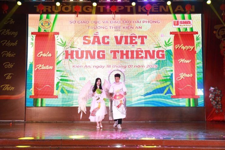 Tiết mục niểu diễn thời trang của học sinh trường THPT Kiến An đầy sáng tạo, công phu.