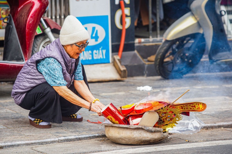 Theo tục lệ cổ truyền của người Việt Nam, hàng năm cứ đến ngày 23 tháng Chạp, Táo Quân lại cưỡi cá chép bay về trời để trình báo mọi việc xảy ra trong gia đình với Ngọc Hoàng. Sau khi nghi thức cúng, người dân lại đem đồ mã ra đốt ngay tại vỉa hè lòng đường, gần nơi mình sinh sống.