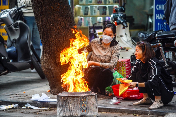 Lửa rực đỏ trên phố Hàng Ngang trong ngày Tết ông Công ông Táo.