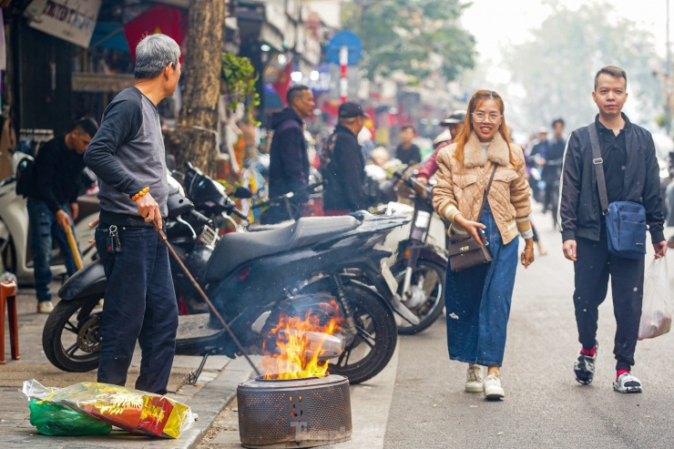 Dân phố cổ Hà Nội đốt vàng mã cúng Táo quân ngoài đường, khói bốc nghi ngút - 9