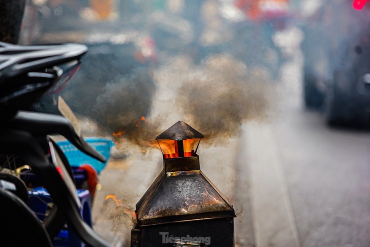 Bên cạnh đó, việc đốt vàng mã trực tiếp gây ô nhiễm môi trường.