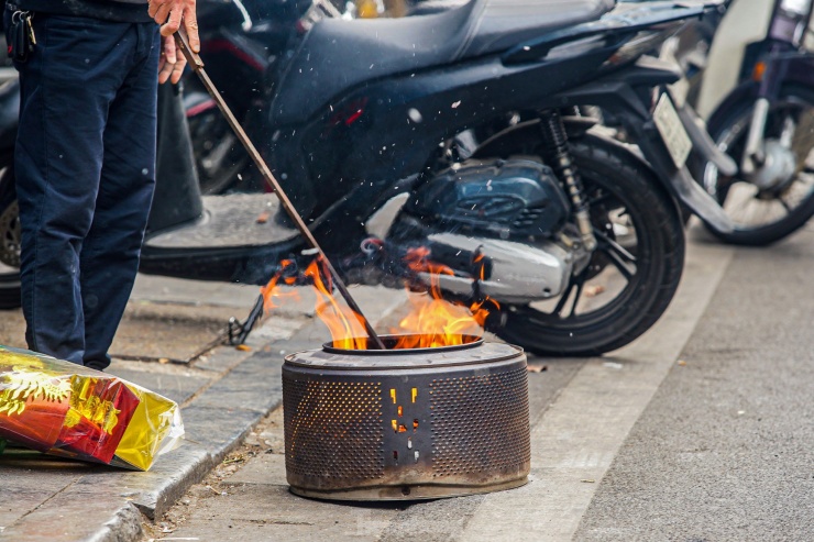 Việc đốt vàng mã ngay tại vỉa hè, lòng đường dễ bắt gặp nhất tại khu phố cổ, nơi "đất chật người đông".