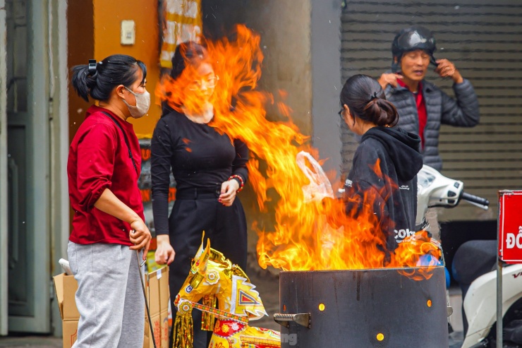 Dân phố cổ Hà Nội đốt vàng mã cúng Táo quân ngoài đường, khói bốc nghi ngút - 14