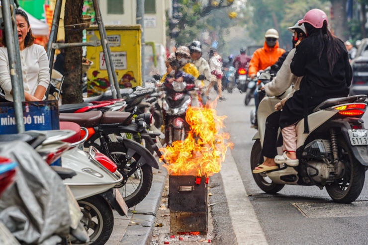 Dân phố cổ Hà Nội đốt vàng mã cúng Táo quân ngoài đường, khói bốc nghi ngút - 19