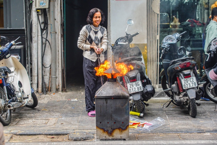 Dù đã dùng lò tôn nhưng đốt vàng mã vẫn gây ra khói mù mịt.