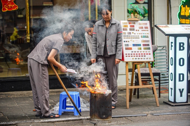 Khói bốc nghi ngút trên phố Hàng Chiếu.