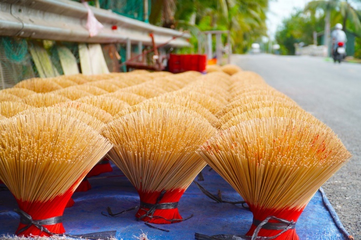 Những ngày này đi dọc con đường dẫn vào làng nhang Lê Minh Xuân dễ dàng bắt gặp 1 vài sào phơi nhang được bày biện thẳng tắp với những màu sắc rực rỡ gây ấn tượng cho những ai lần đầu đến với nơi này.