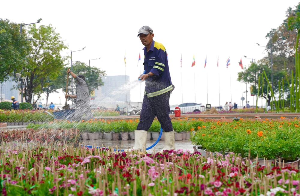 Công nhân tưới nước cho hoa để giữ cho hoa luôn tươi tốt.