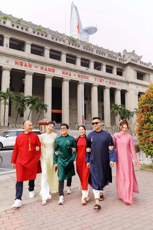 Dàn cast 7 nụ cười xuân đăng ảnh chia tay khán giả.