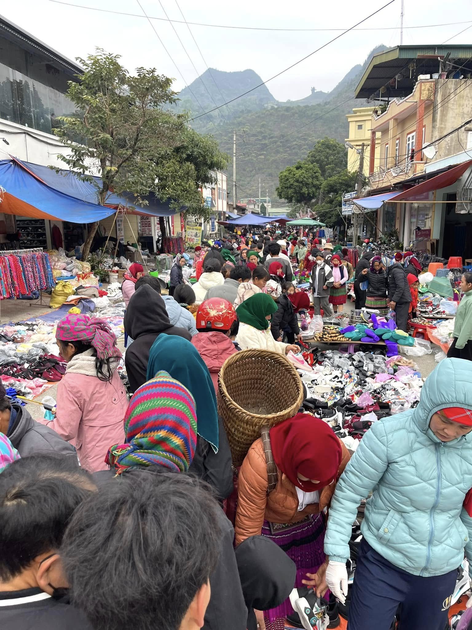 Chợ phiên Hà Giang vào dịp Tết hấp dẫn du khách bởi nhiều mặt hàng, đồ ăn đa dạng. Ảnh: Nguyễn Thế Sơn