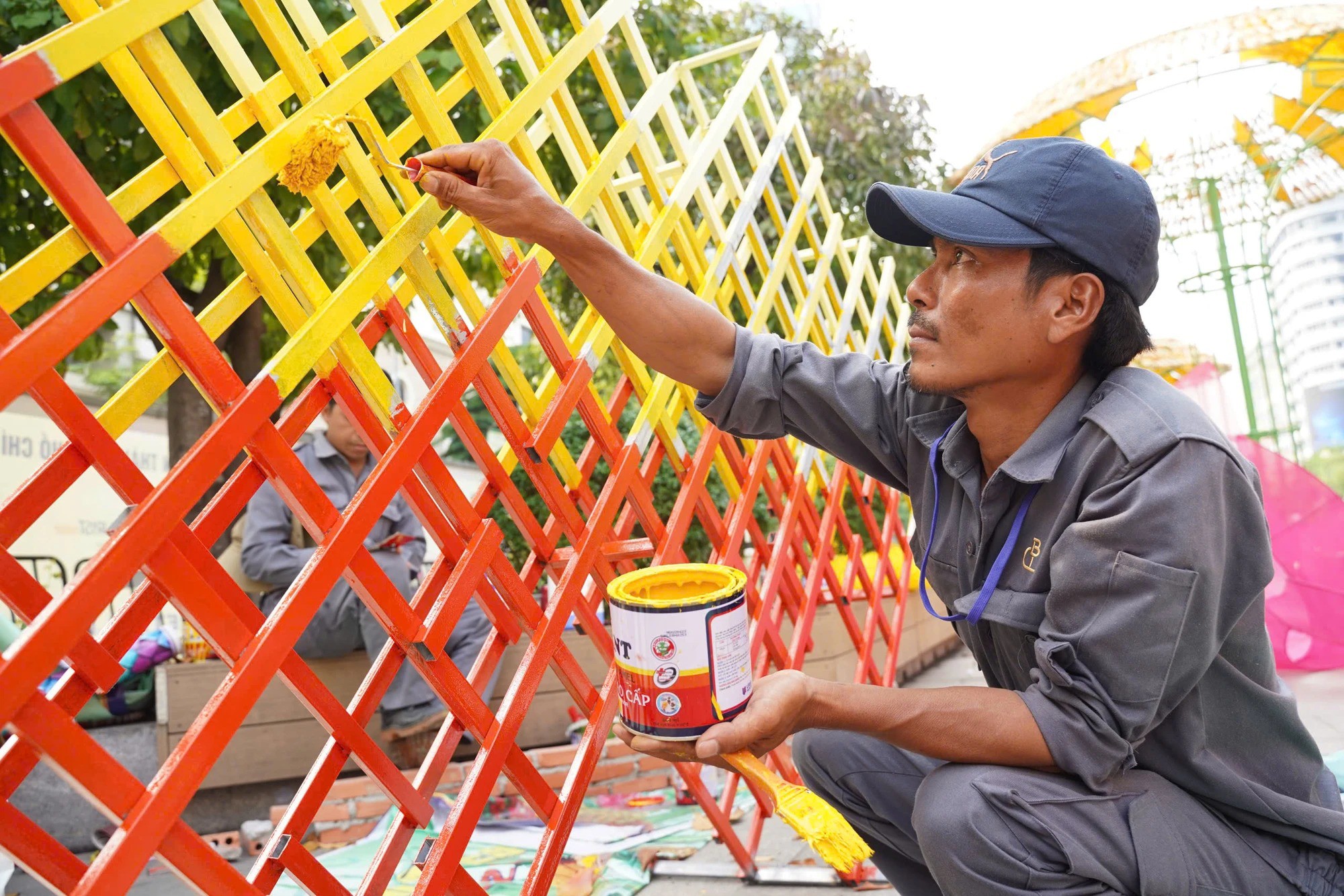 Ngắm linh vật rắn vừa xuất hiện ở đường hoa Nguyễn Huệ - 17