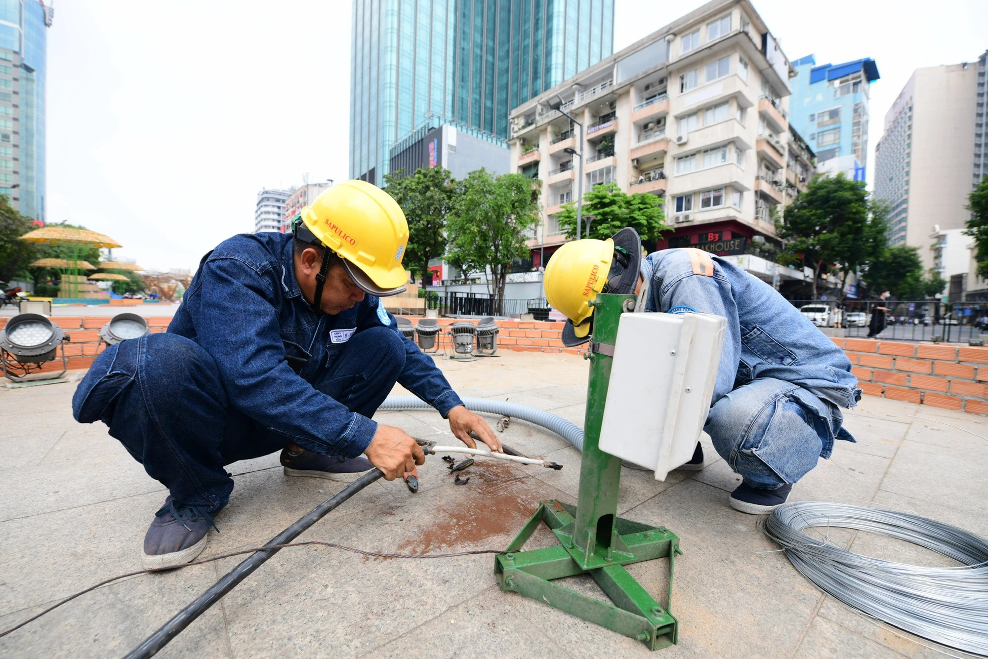 Ngắm linh vật rắn vừa xuất hiện ở đường hoa Nguyễn Huệ - 19