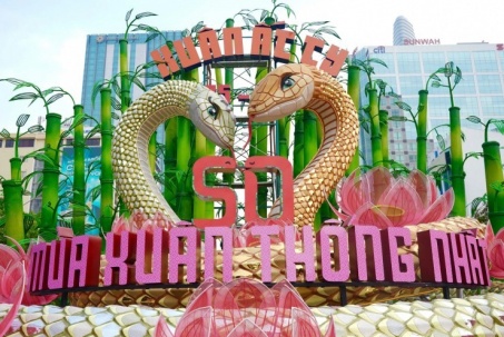 Ngắm linh vật rắn vừa xuất hiện ở đường hoa Nguyễn Huệ