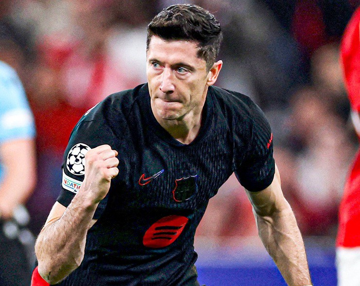 Lewandowski lập cú đúp từ chấm phạt đền vào lưới Benfica