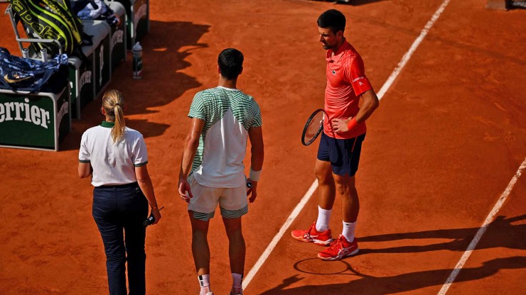 Chung kết Roland Garros, Alcaraz (quần trắng) bị chuột rút nên không thể chơi đúng phong độ