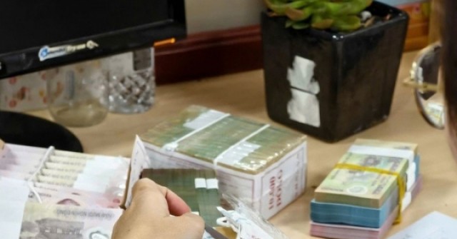 Phí đổi tiền mới tăng từng ngày, có nơi lên đến 50%