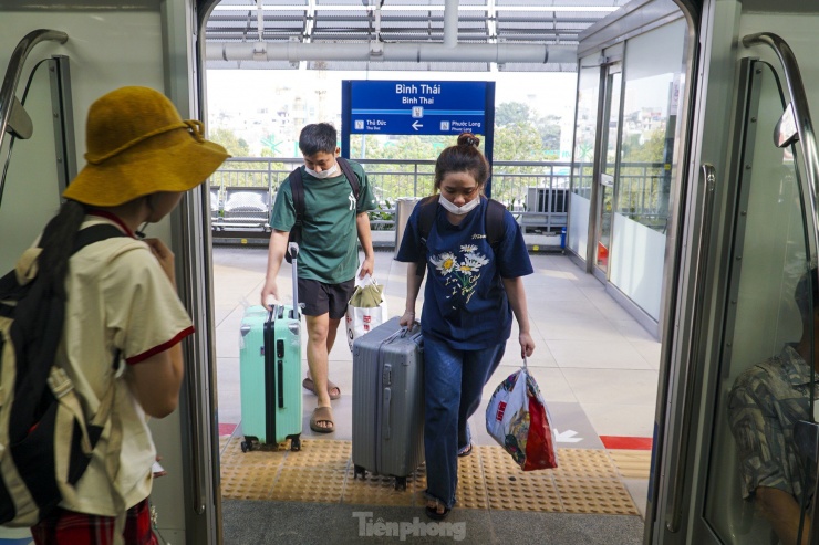 Tuyến metro số 1 cũng đón lượng khách đi lại đông đảo. Lượng người đi metro để về quê tăng nhiều lần hơn so với nhiều ngày trước.