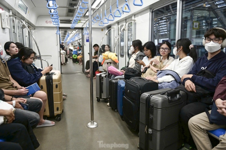 Trên các toa tàu metro, rất nhiều người kéo theo vali để về quê nghỉ Tết Nguyên đán.