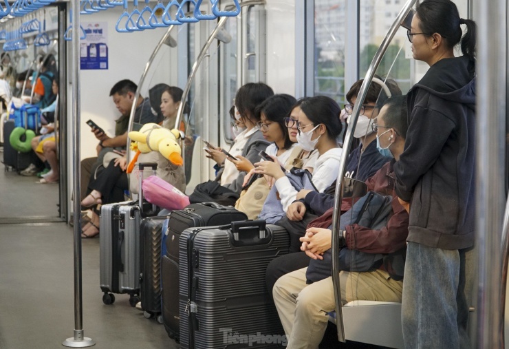 "Chọn đi metro sẽ nhanh và đúng giờ hơn so với đi xe ôm công nghệ. Tôi có thể chủ động để đi lại trong dịp này mà không sợ trễ chuyến xe đã đặt trước đó", anh Tùng chia sẻ.