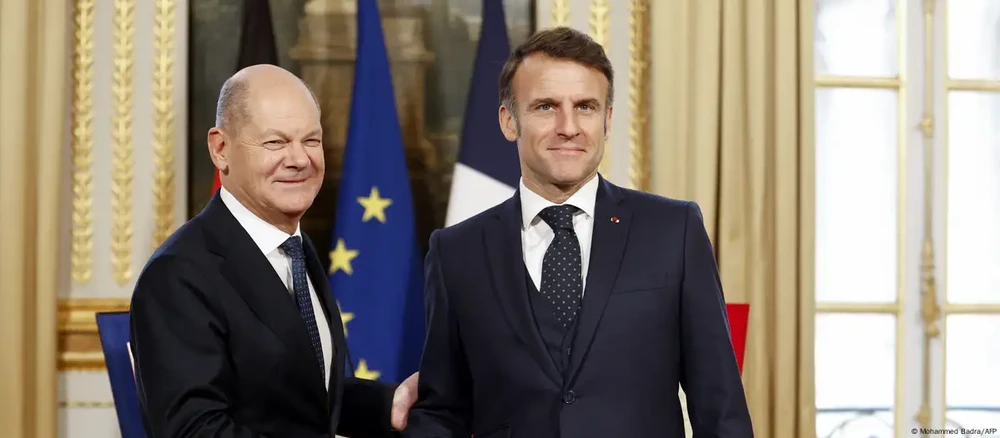 Tổng thống Pháp Emmanuel Macron (phải) và Thủ tướng Đức Olaf Scholz (trái) trong cuộc họp báo chung tại Paris (Pháp) hôm 22-1. Ảnh: AFP