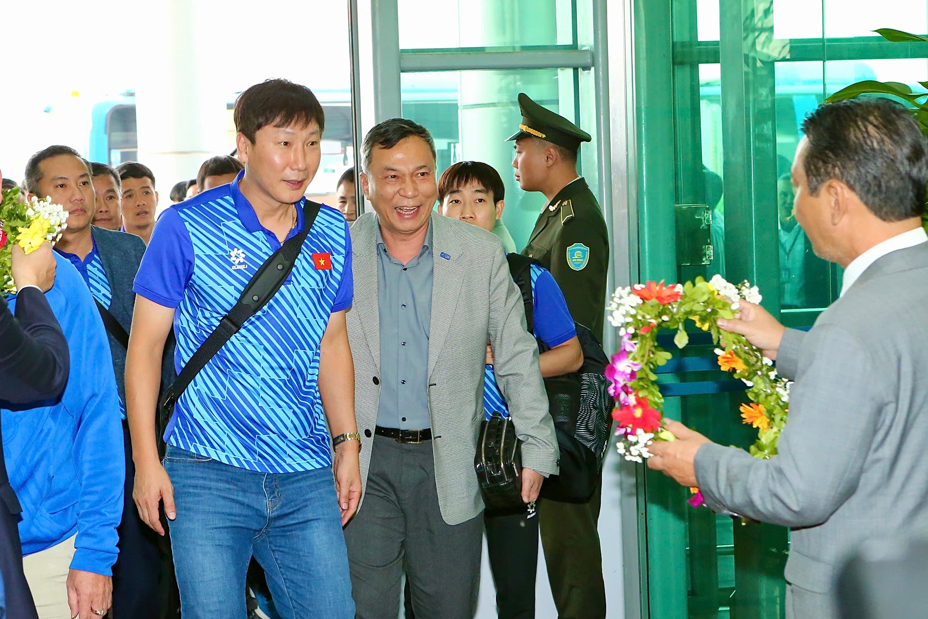 HLV Kim Sang Sik, từ chiếc vali sẵn sàng về nước đến ngôi vô địch AFF Cup làm triệu fan vỡ òa - 14