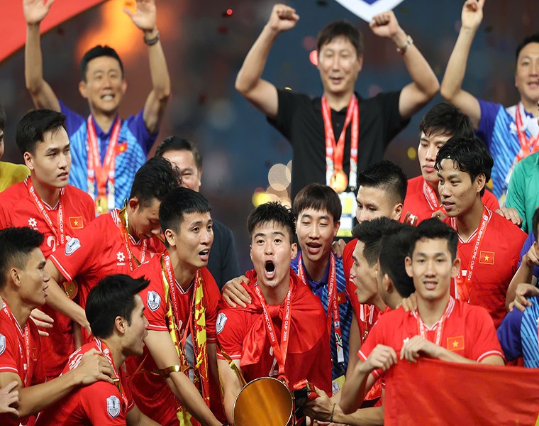 HLV Kim Sang Sik, từ chiếc vali sẵn sàng về nước đến ngôi vô địch AFF Cup làm triệu fan vỡ òa - 7