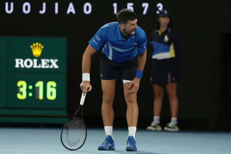 Djokovic bỏ tập ngày 23/1, anh tập vào chiều 24/1, với thời lượng 90 phút trước giờ thi đấu với Zverev