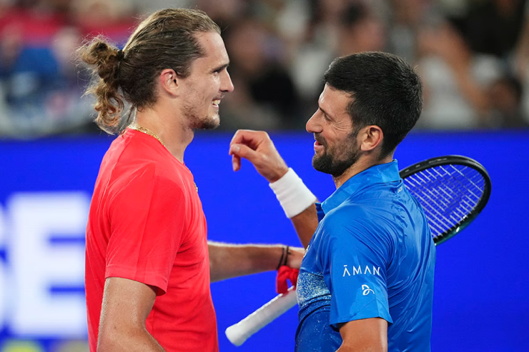 Djokovic (áo xanh) nói đùa rằng Zverev (áo đỏ) sẽ nhường anh thắng khi đụng độ ở Grand Slam