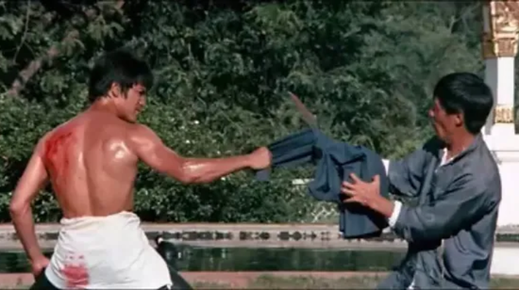 Bruce Lee (bên trái) đối đầu Big Boss