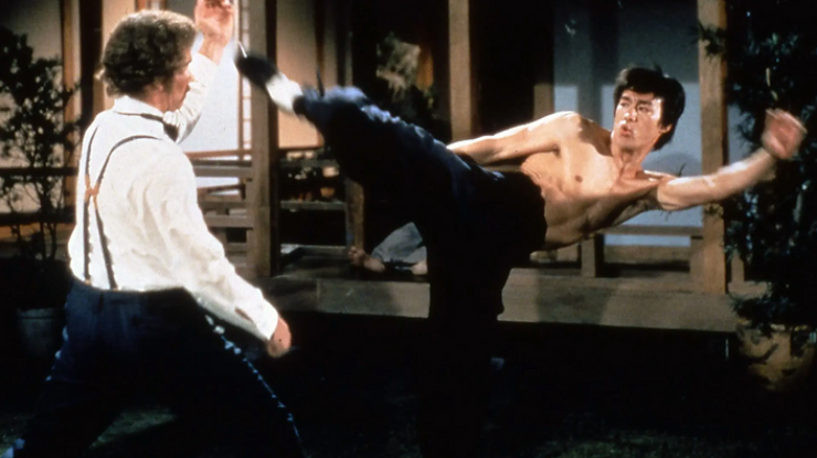 Bruce Lee (bên phải) và Bob Baker