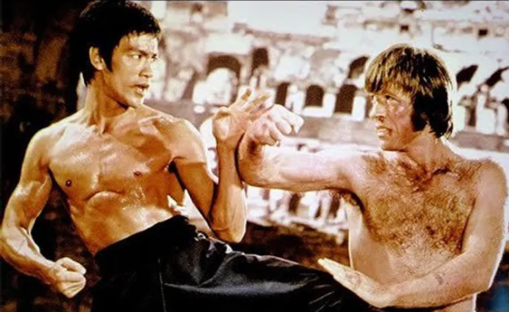 Bruce Lee (bên trái) đấu Chuck Norris