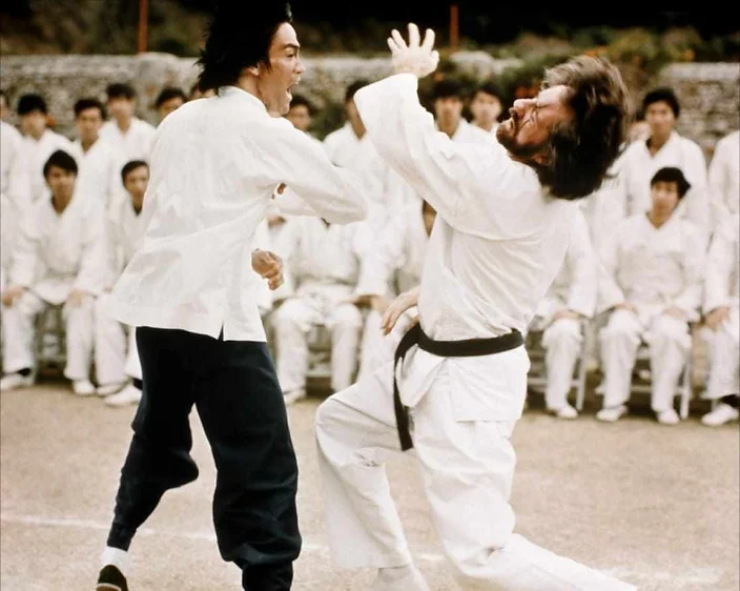 Bruce Lee (bên trái) và Bob Wall