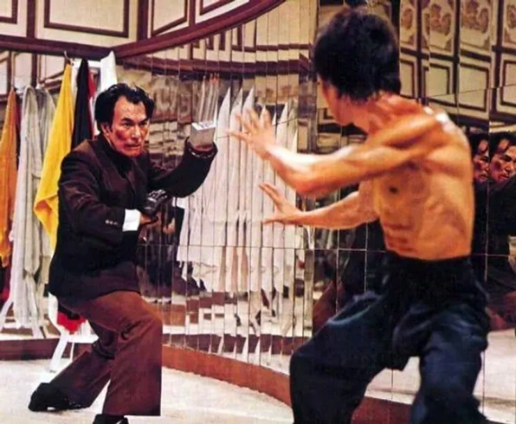 Bruce Lee (bên phải) và Han